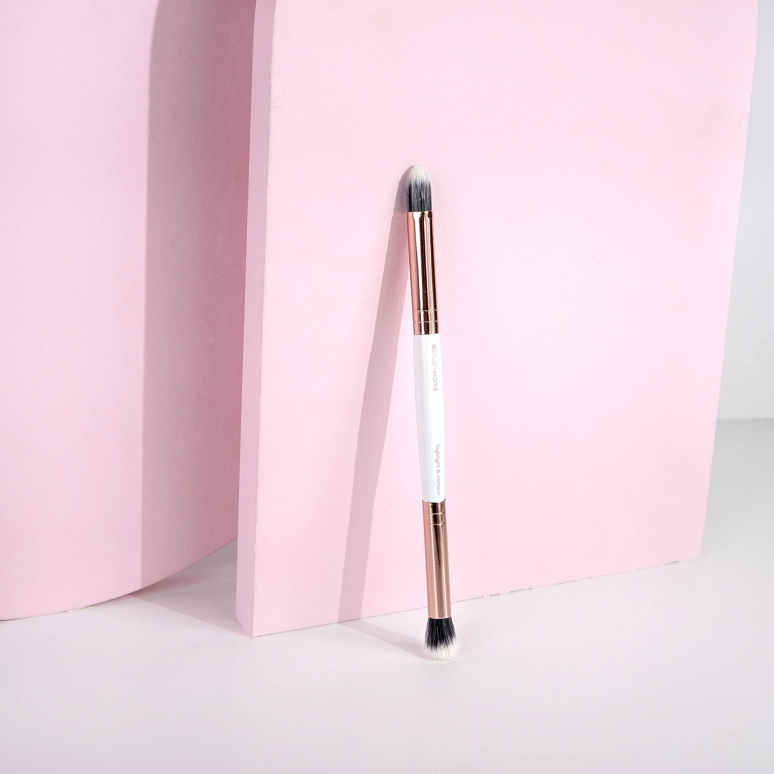 Brushworks Highlight & Contour Brush pędzel 100 g