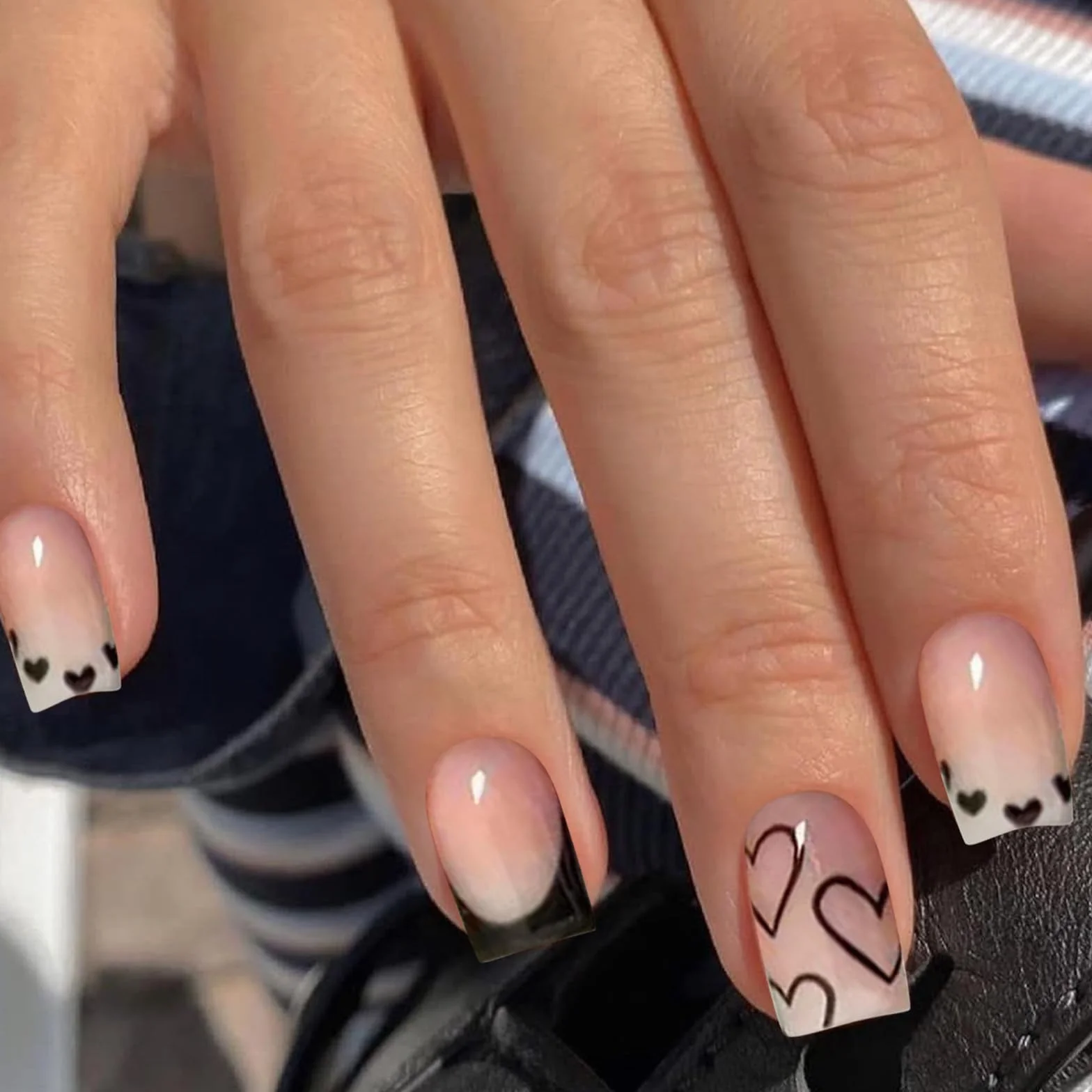 French Tip Press on Nails krótkie kwadratowe sztuczne paznokcie czarne akrylowe z białym wzorem serca klej
