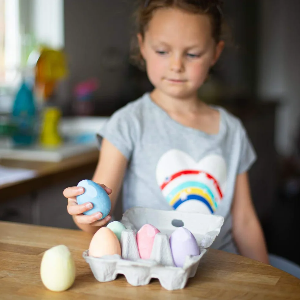 Bigjigs Toys Rainbow Coloured Chalk Eggs (Set of 6) - Jumbo Egg Shaped Pavement Chalks For Kids, Chunky & Washable, Indoor or Outdoor, Toddler Easter Gifts, 3+ Years