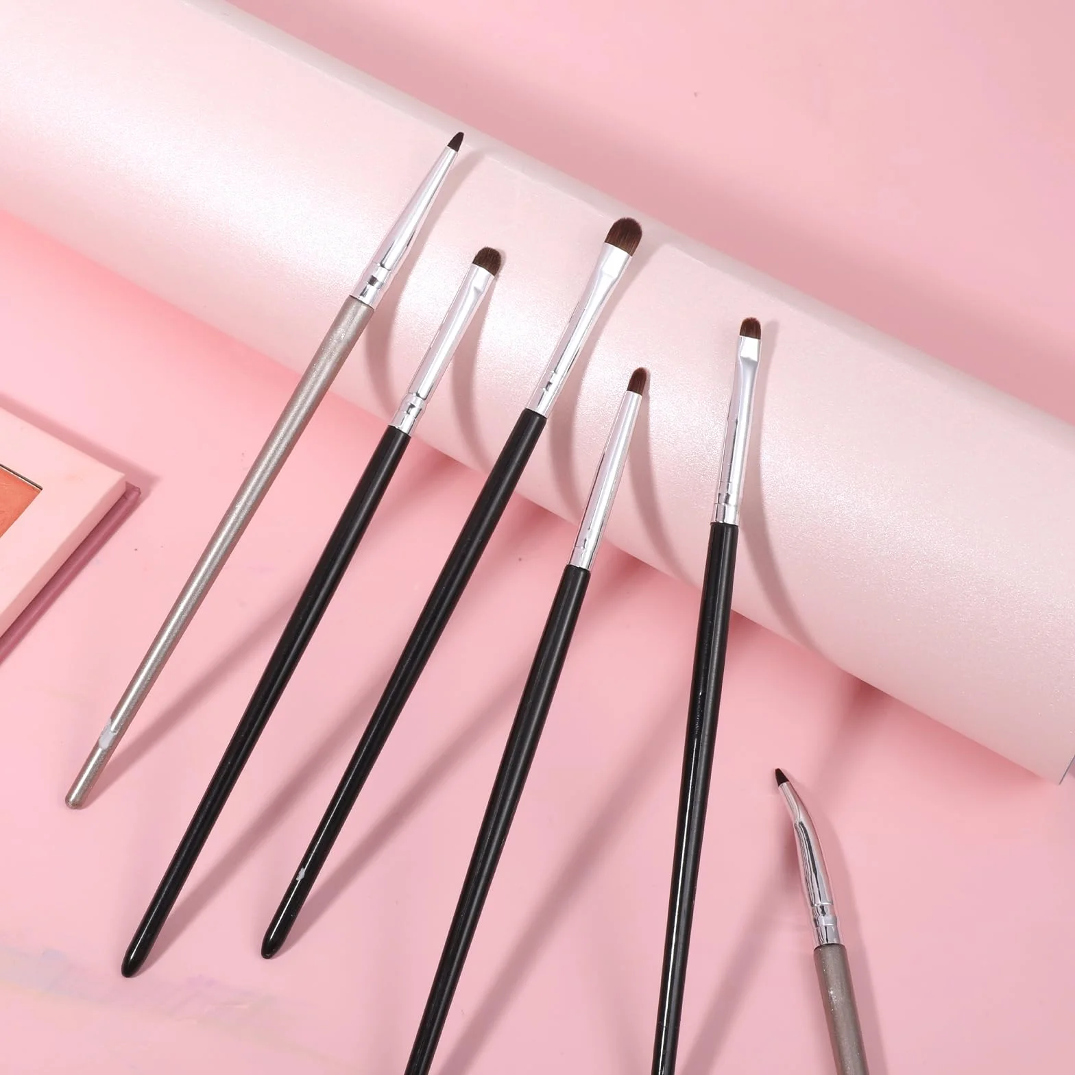 4 sztuki pędzli do makijażu oczu, mini pędzelek do eyelinera, mały pędzel do cieni do powiek, pudru, żelu, korektora w płynie kremu, rozświetlacza, eyelinera, pędzel do szczegółów
