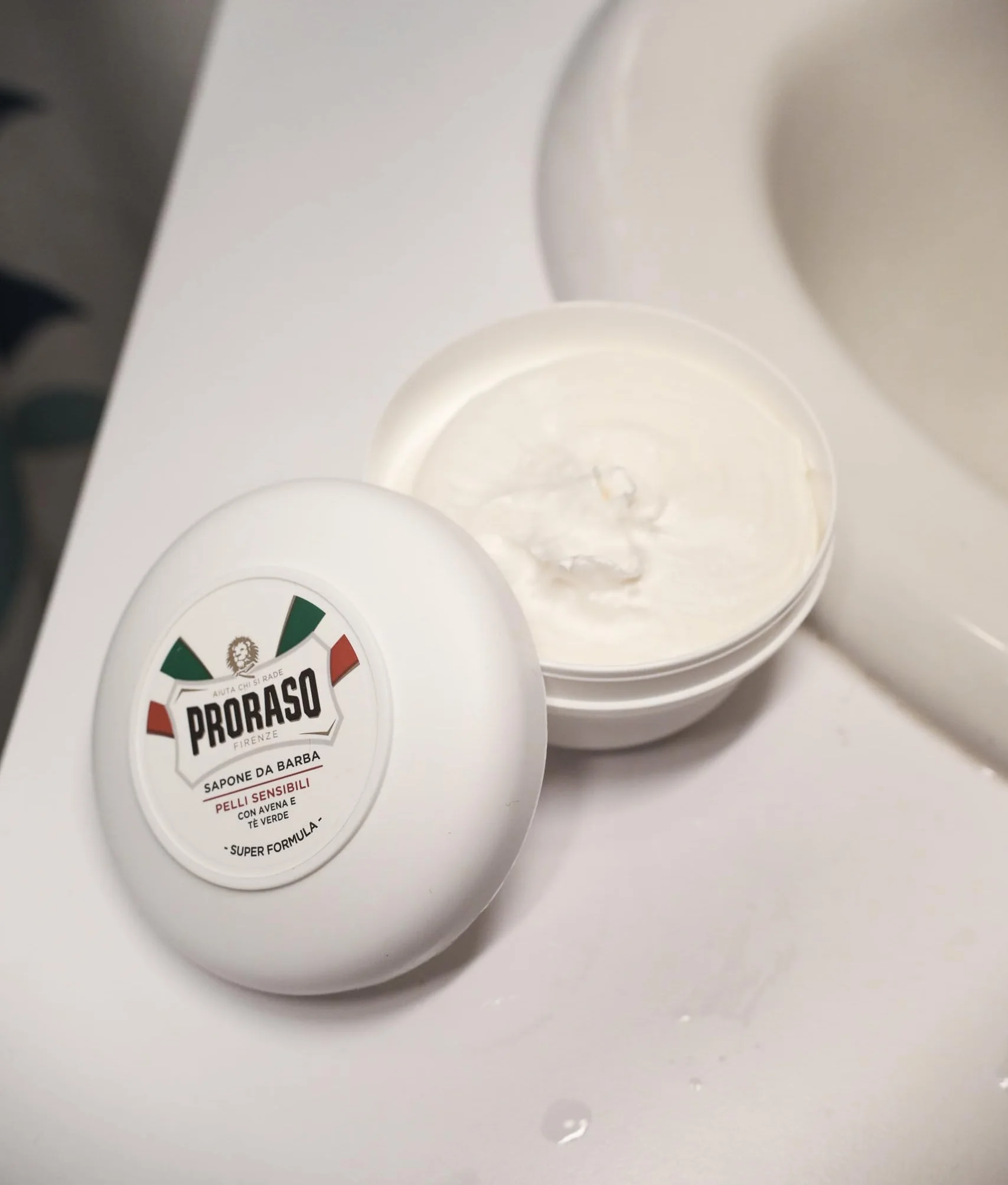 Proraso Golenie Mydło dla Skóry Wrażliwej w Miska 150 ml, Biały