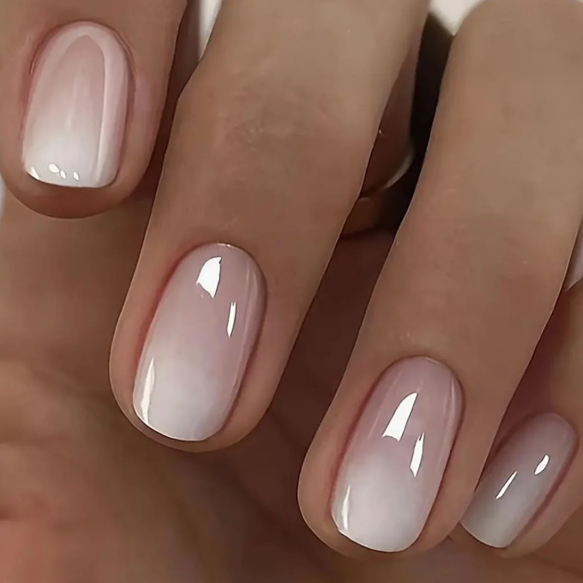 Hailey Bieber Donut Press on Nails krótkie kwadratowe różowe gradientowe białe chromowane paznokcie z klejem