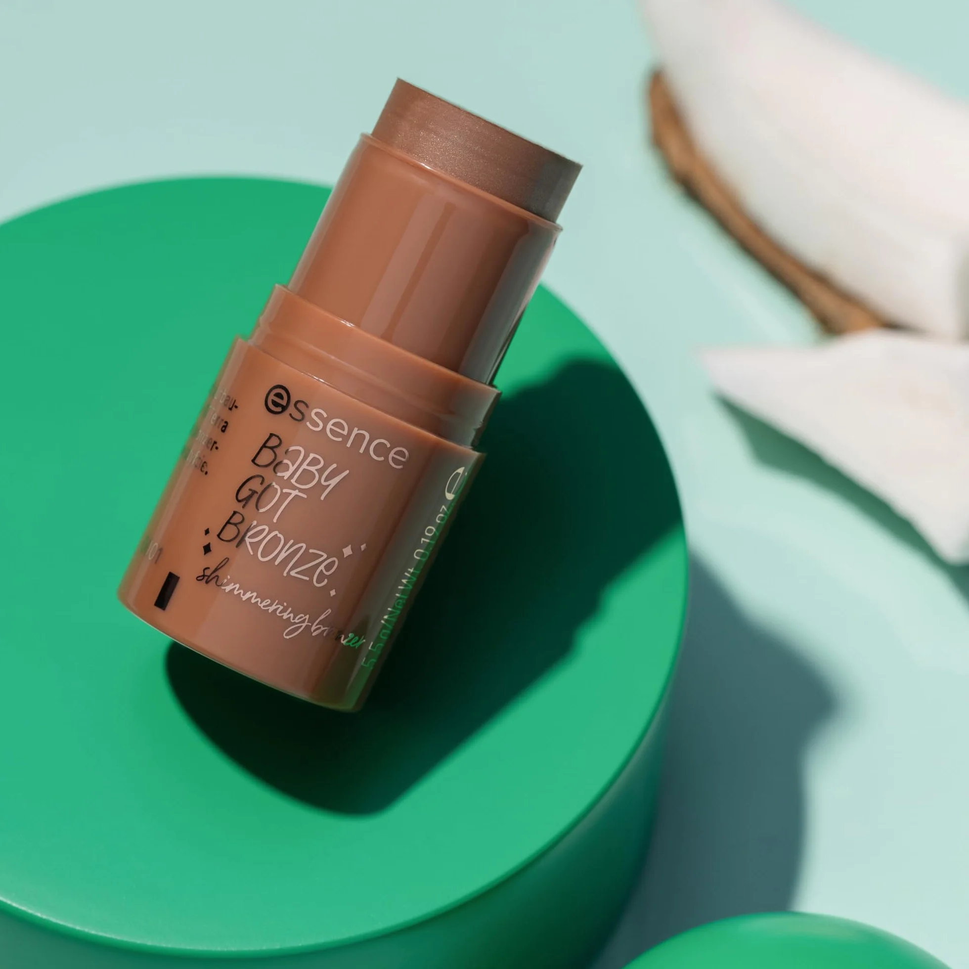 essence Połyskujący bronzer BABY GOT BRONZE, natychmiastowy wynik, naturalny, mieniący się (5.5g)