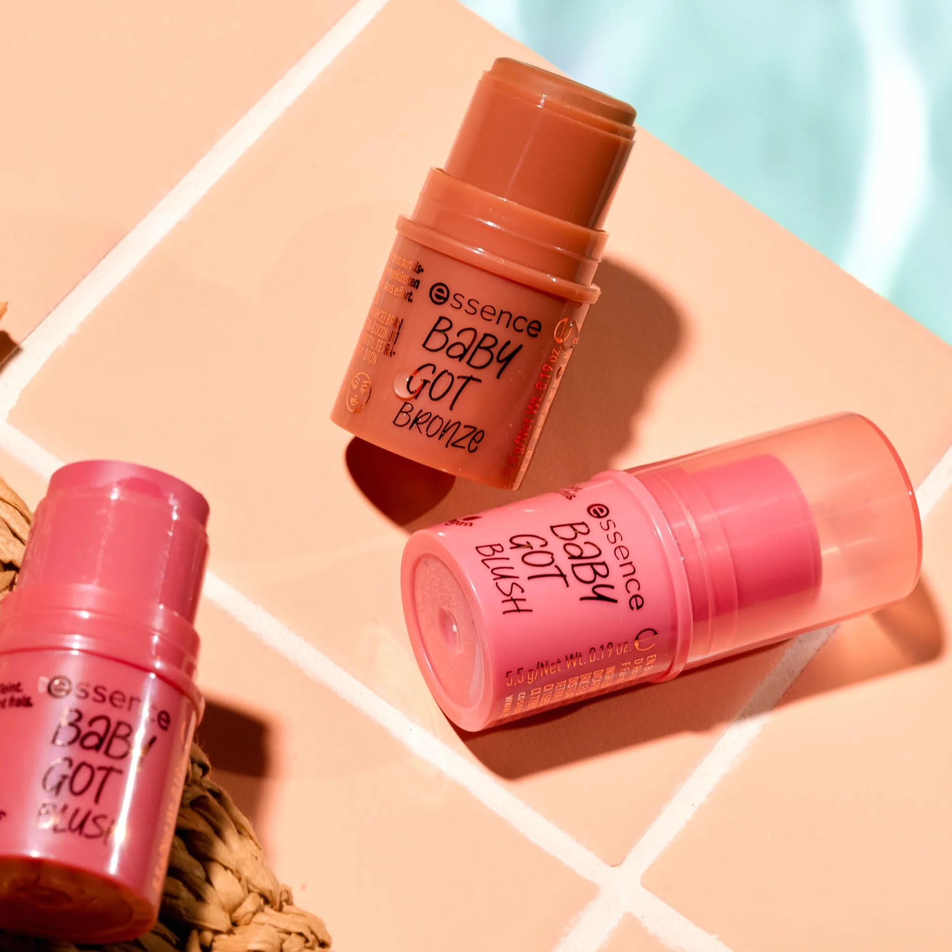 essence baby got bronze sztyft brązujący, naturalny, zroszony (5.5g)