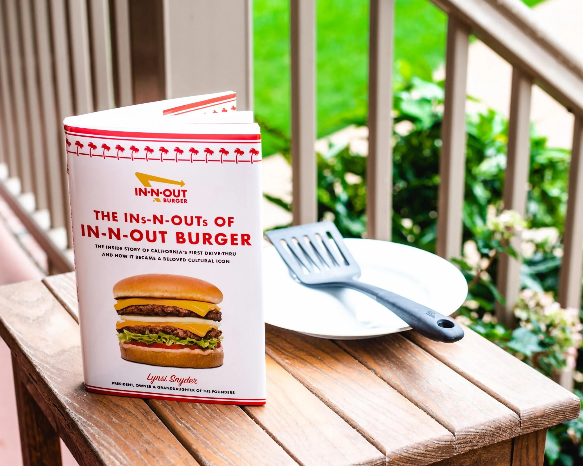 The Ins-N-Outs of In-N-Out Burger: The Inside Story of California's First Drive-Through and How It Became a Beloved Cultural Icon